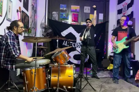 Autoboneco lança novo EP “POST-GONZO: (A)LIVE 4EVER!” com cinco faixas gravadas ao vivo
